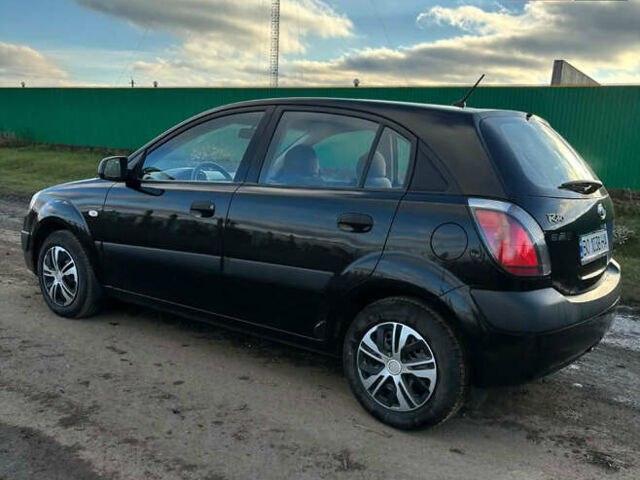 Чорний Кіа Ріо, об'ємом двигуна 1.4 л та пробігом 220 тис. км за 4399 $, фото 6 на Automoto.ua