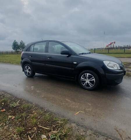 Черный Киа Рио, объемом двигателя 1.4 л и пробегом 220 тыс. км за 4499 $, фото 4 на Automoto.ua
