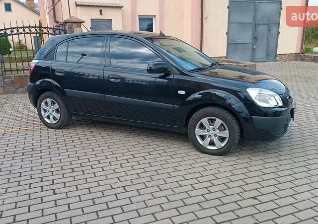 Чорний Кіа Ріо, об'ємом двигуна 1.4 л та пробігом 181 тис. км за 3850 $, фото 2 на Automoto.ua