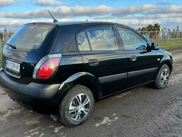 Чорний Кіа Ріо, об'ємом двигуна 1.4 л та пробігом 220 тис. км за 4399 $, фото 3 на Automoto.ua