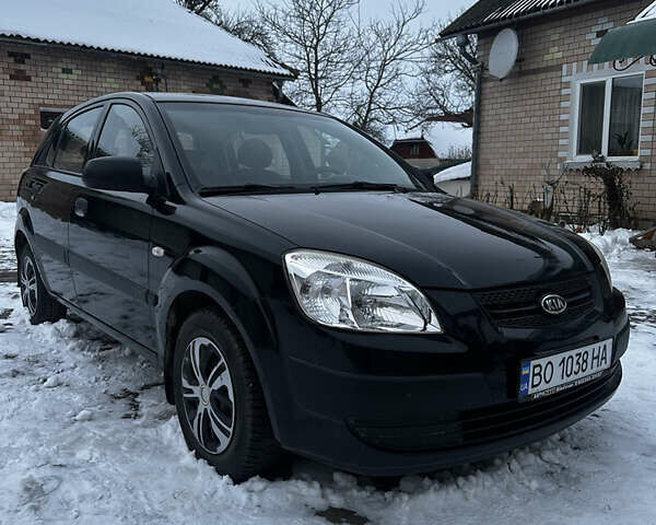 Чорний Кіа Ріо, об'ємом двигуна 1.4 л та пробігом 220 тис. км за 4400 $, фото 2 на Automoto.ua