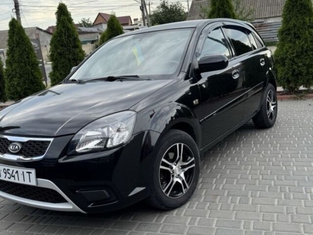 Черный Киа Рио, объемом двигателя 1.4 л и пробегом 202 тыс. км за 5000 $, фото 1 на Automoto.ua