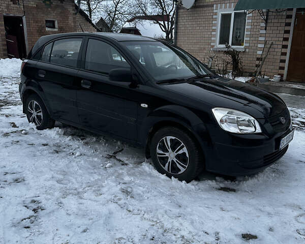 Чорний Кіа Ріо, об'ємом двигуна 1.4 л та пробігом 220 тис. км за 4400 $, фото 3 на Automoto.ua