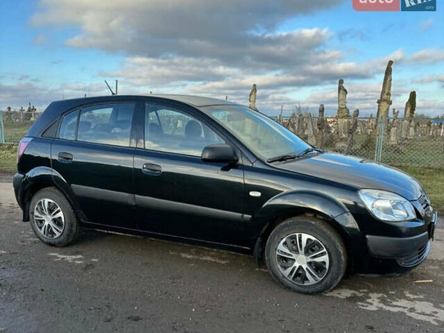 Чорний Кіа Ріо, об'ємом двигуна 1.4 л та пробігом 220 тис. км за 4399 $, фото 4 на Automoto.ua