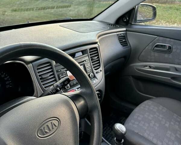 Черный Киа Рио, объемом двигателя 1.4 л и пробегом 220 тыс. км за 4399 $, фото 11 на Automoto.ua