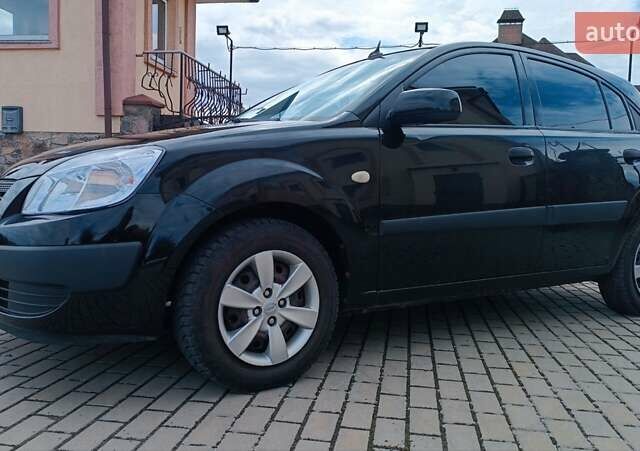 Чорний Кіа Ріо, об'ємом двигуна 1.4 л та пробігом 181 тис. км за 3850 $, фото 11 на Automoto.ua