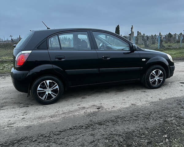 Черный Киа Рио, объемом двигателя 1.4 л и пробегом 220 тыс. км за 4499 $, фото 12 на Automoto.ua