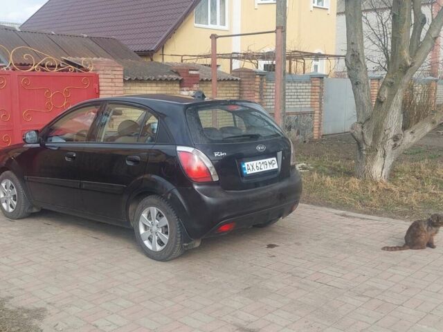 Чорний Кіа Ріо, об'ємом двигуна 1.4 л та пробігом 180 тис. км за 6000 $, фото 1 на Automoto.ua