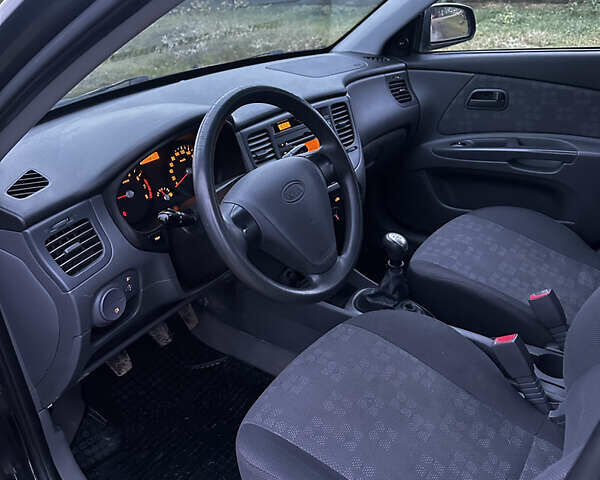 Черный Киа Рио, объемом двигателя 1.4 л и пробегом 220 тыс. км за 4499 $, фото 14 на Automoto.ua