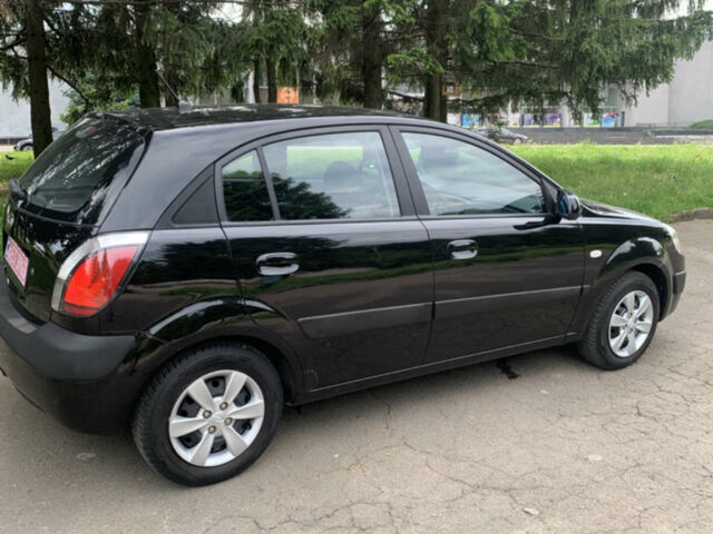 Черный Киа Рио, объемом двигателя 1.6 л и пробегом 228 тыс. км за 7100 $, фото 4 на Automoto.ua