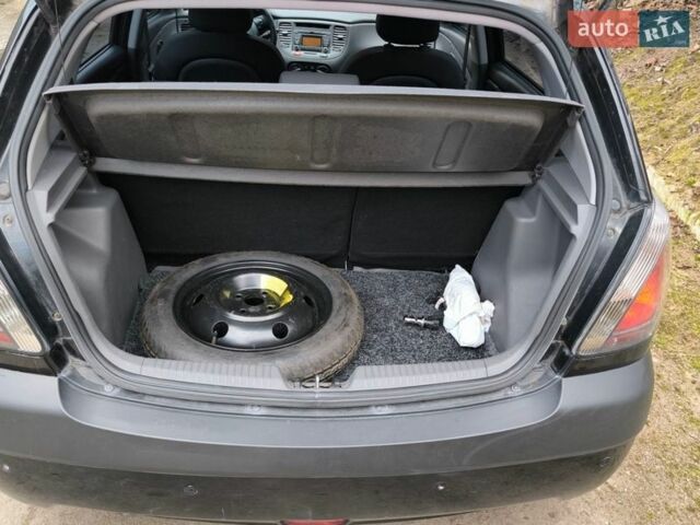 Чорний Кіа Ріо, об'ємом двигуна 1.4 л та пробігом 198 тис. км за 5200 $, фото 4 на Automoto.ua