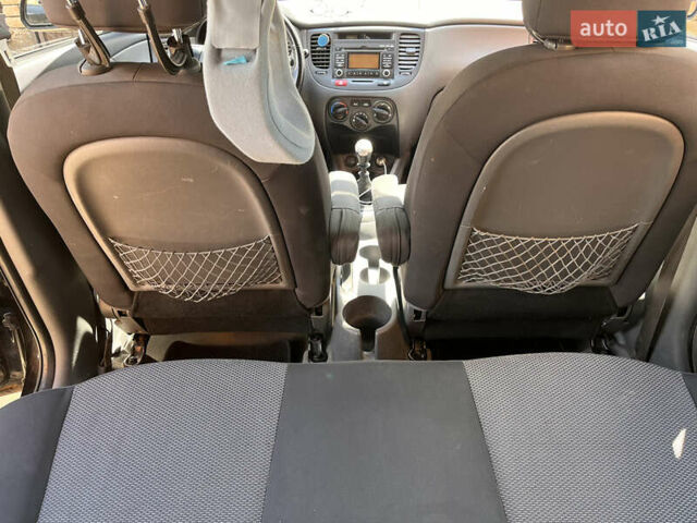 Черный Киа Рио, объемом двигателя 1.4 л и пробегом 174 тыс. км за 4200 $, фото 20 на Automoto.ua