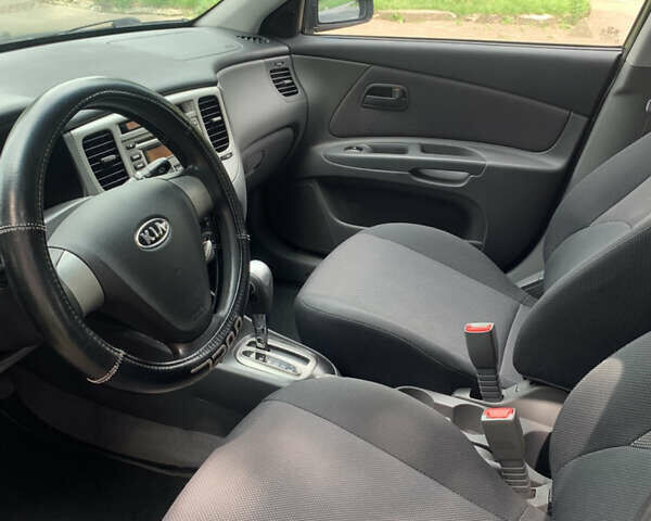 Чорний Кіа Ріо, об'ємом двигуна 1.6 л та пробігом 228 тис. км за 7400 $, фото 17 на Automoto.ua
