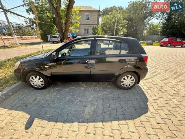 Черный Киа Рио, объемом двигателя 1.4 л и пробегом 134 тыс. км за 5300 $, фото 2 на Automoto.ua
