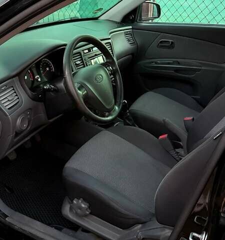 Чорний Кіа Ріо, об'ємом двигуна 1.4 л та пробігом 237 тис. км за 4000 $, фото 9 на Automoto.ua