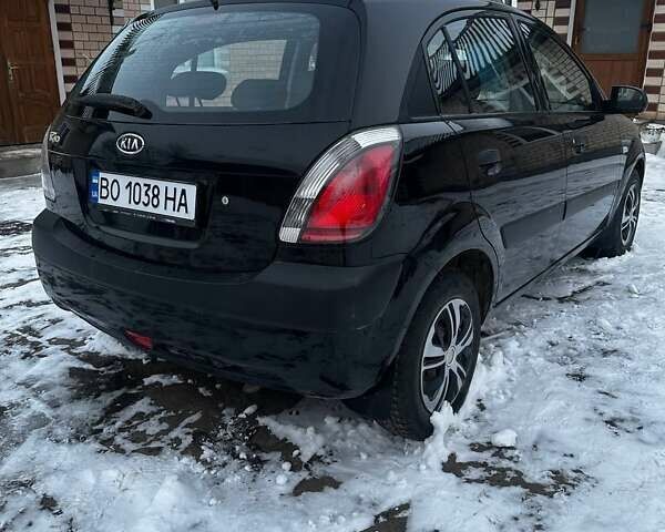 Черный Киа Рио, объемом двигателя 1.4 л и пробегом 220 тыс. км за 4500 $, фото 4 на Automoto.ua