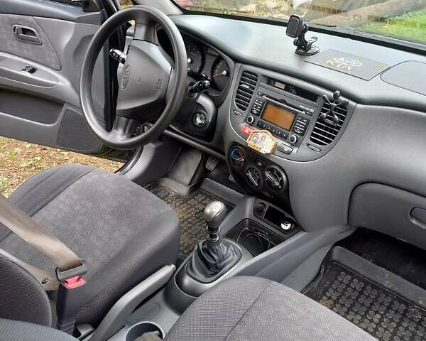 Черный Киа Рио, объемом двигателя 1.4 л и пробегом 230 тыс. км за 5234 $, фото 11 на Automoto.ua