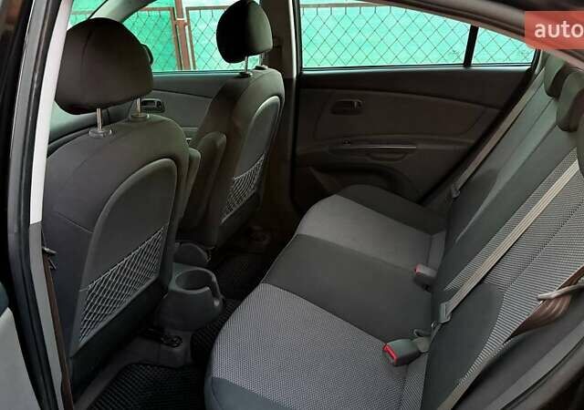 Чорний Кіа Ріо, об'ємом двигуна 1.4 л та пробігом 237 тис. км за 4000 $, фото 11 на Automoto.ua