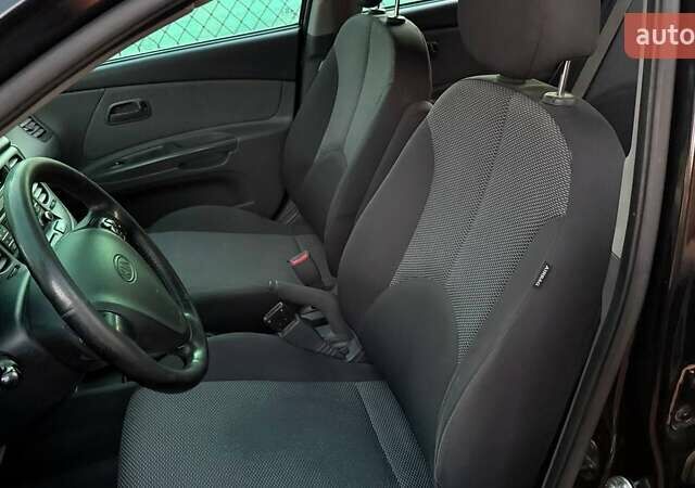 Чорний Кіа Ріо, об'ємом двигуна 1.4 л та пробігом 237 тис. км за 4000 $, фото 10 на Automoto.ua