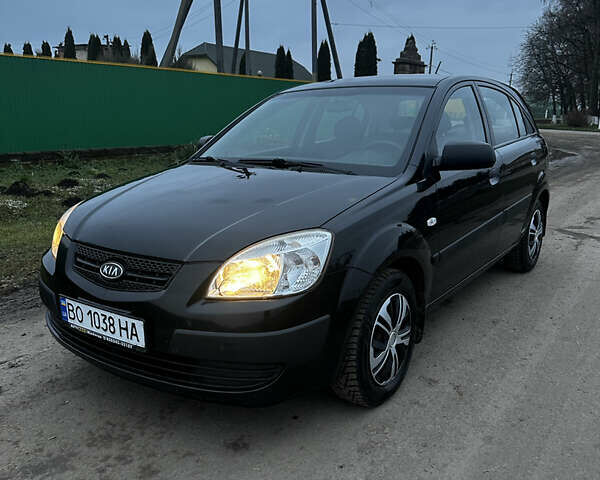 Черный Киа Рио, объемом двигателя 1.4 л и пробегом 220 тыс. км за 4499 $, фото 4 на Automoto.ua