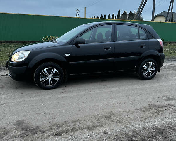Черный Киа Рио, объемом двигателя 1.4 л и пробегом 220 тыс. км за 4499 $, фото 6 на Automoto.ua