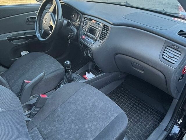 Черный Киа Рио, объемом двигателя 1.4 л и пробегом 87 тыс. км за 4850 $, фото 6 на Automoto.ua
