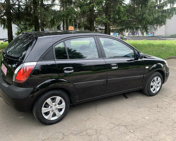 Чорний Кіа Ріо, об'ємом двигуна 1.6 л та пробігом 228 тис. км за 7400 $, фото 4 на Automoto.ua