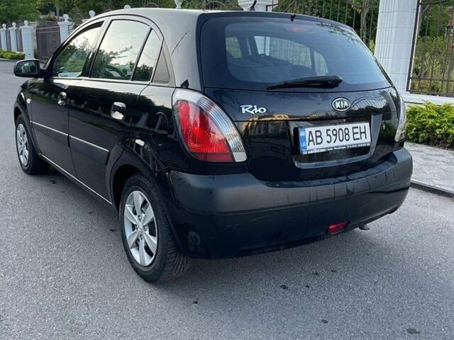Чорний Кіа Ріо, об'ємом двигуна 1.4 л та пробігом 176 тис. км за 3899 $, фото 3 на Automoto.ua