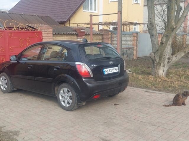 Чорний Кіа Ріо, об'ємом двигуна 1.4 л та пробігом 180 тис. км за 6000 $, фото 1 на Automoto.ua