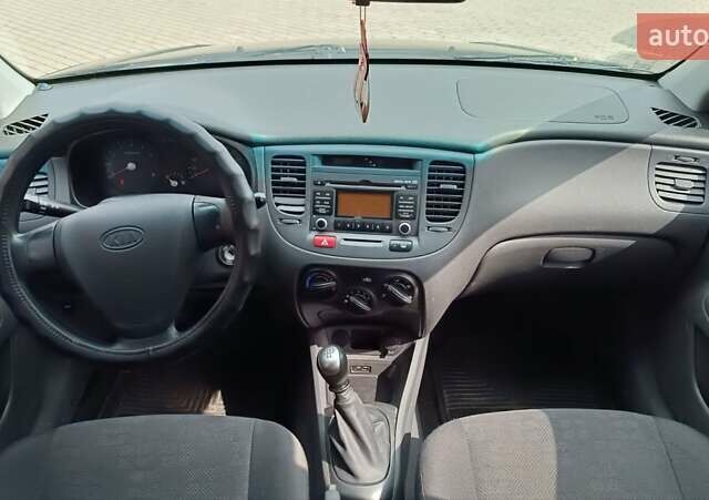 Чорний Кіа Ріо, об'ємом двигуна 1.4 л та пробігом 181 тис. км за 3850 $, фото 65 на Automoto.ua