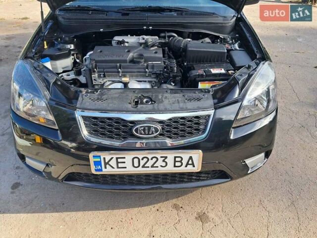 Чорний Кіа Ріо, об'ємом двигуна 1.4 л та пробігом 107 тис. км за 5000 $, фото 1 на Automoto.ua