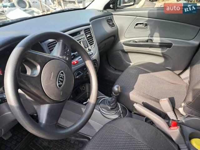 Чорний Кіа Ріо, об'ємом двигуна 1.4 л та пробігом 107 тис. км за 5000 $, фото 9 на Automoto.ua