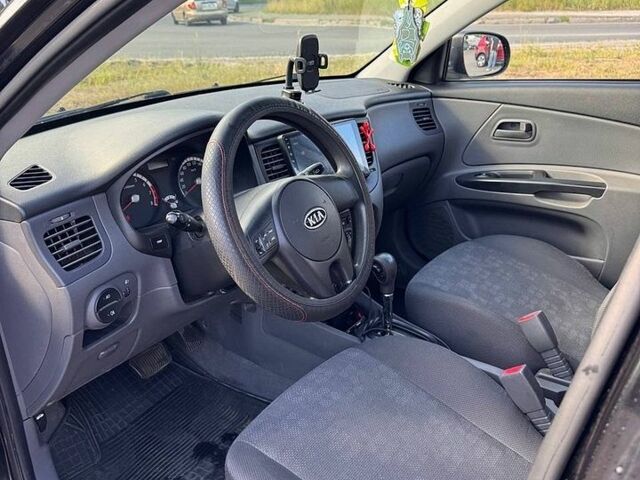 Чорний Кіа Ріо, об'ємом двигуна 1.4 л та пробігом 245 тис. км за 4750 $, фото 7 на Automoto.ua