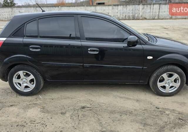 Черный Киа Рио, объемом двигателя 1.4 л и пробегом 136 тыс. км за 4499 $, фото 5 на Automoto.ua