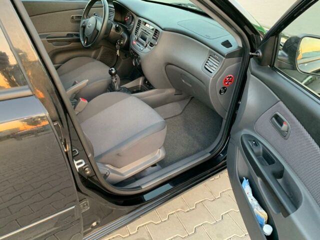 Черный Киа Рио, объемом двигателя 1.4 л и пробегом 200 тыс. км за 6300 $, фото 7 на Automoto.ua