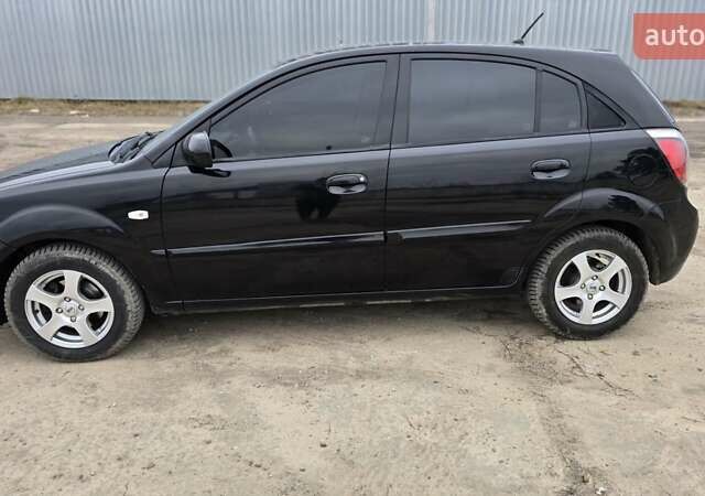 Черный Киа Рио, объемом двигателя 1.4 л и пробегом 136 тыс. км за 4499 $, фото 2 на Automoto.ua