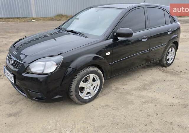 Черный Киа Рио, объемом двигателя 1.4 л и пробегом 136 тыс. км за 4499 $, фото 4 на Automoto.ua