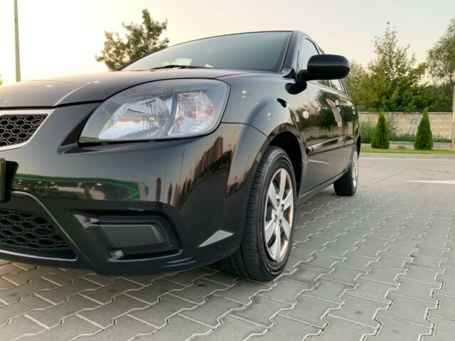 Черный Киа Рио, объемом двигателя 1.4 л и пробегом 200 тыс. км за 6300 $, фото 4 на Automoto.ua