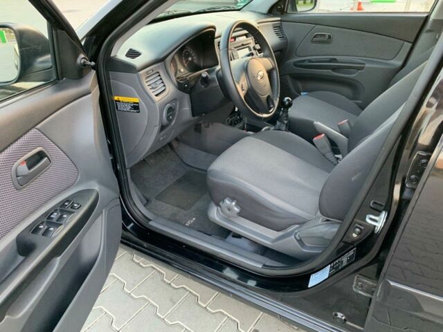 Черный Киа Рио, объемом двигателя 1.4 л и пробегом 200 тыс. км за 6300 $, фото 3 на Automoto.ua