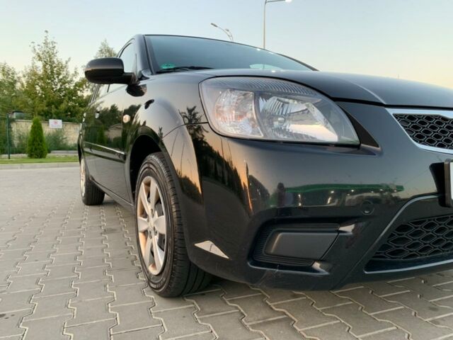 Черный Киа Рио, объемом двигателя 1.4 л и пробегом 200 тыс. км за 6300 $, фото 2 на Automoto.ua