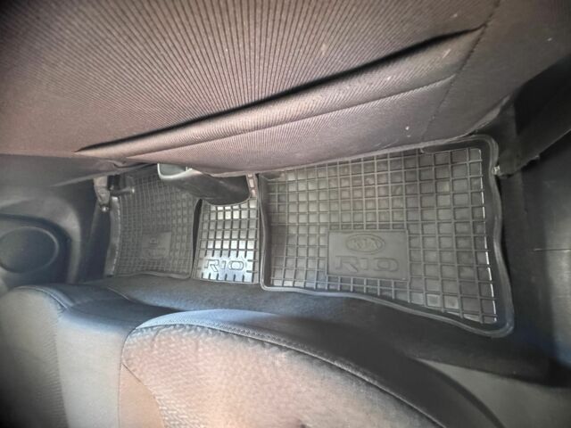 Чорний Кіа Ріо, об'ємом двигуна 1.4 л та пробігом 53 тис. км за 8507 $, фото 10 на Automoto.ua