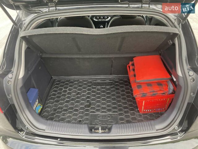 Чорний Кіа Ріо, об'ємом двигуна 1.2 л та пробігом 200 тис. км за 5700 $, фото 9 на Automoto.ua