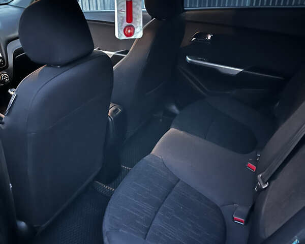 Черный Киа Рио, объемом двигателя 1.6 л и пробегом 162 тыс. км за 7000 $, фото 4 на Automoto.ua