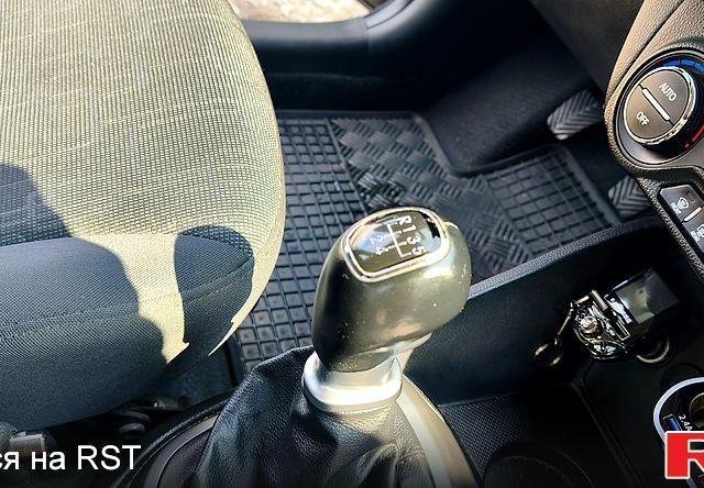 Черный Киа Рио, объемом двигателя 1.6 л и пробегом 62 тыс. км за 9350 $, фото 10 на Automoto.ua