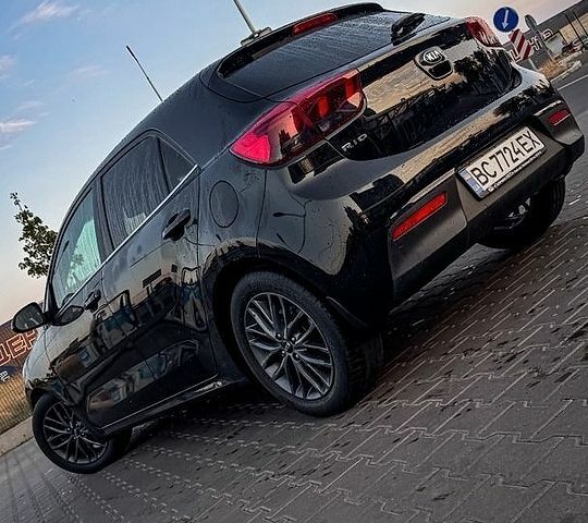 Чорний Кіа Ріо, об'ємом двигуна 1.37 л та пробігом 67 тис. км за 14750 $, фото 7 на Automoto.ua