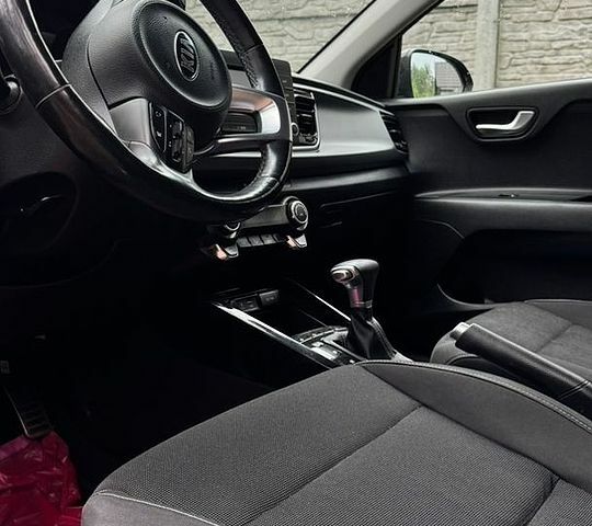 Чорний Кіа Ріо, об'ємом двигуна 1.37 л та пробігом 67 тис. км за 14750 $, фото 9 на Automoto.ua