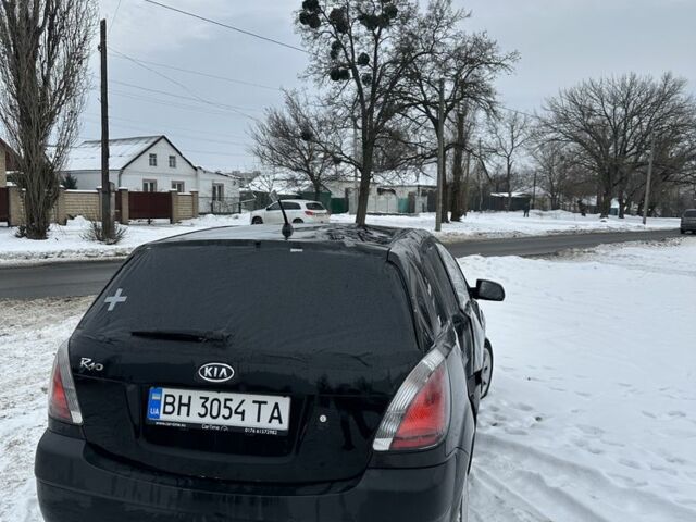 Черный Киа Рио, объемом двигателя 1.4 л и пробегом 178 тыс. км за 2100 $, фото 2 на Automoto.ua