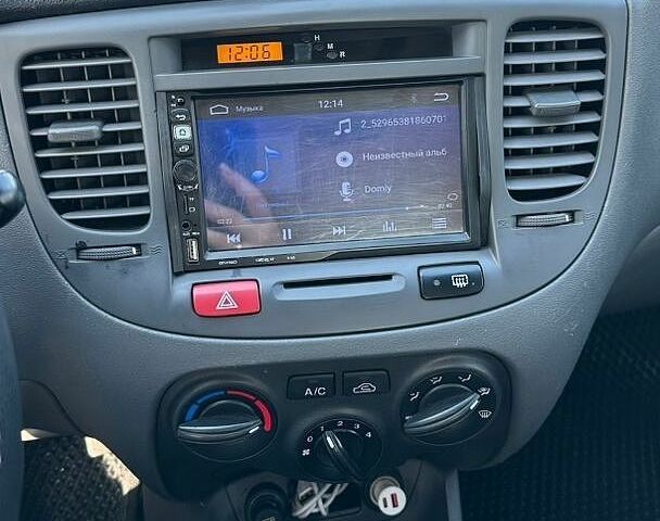 Чорний Кіа Ріо, об'ємом двигуна 1.4 л та пробігом 213 тис. км за 5100 $, фото 11 на Automoto.ua