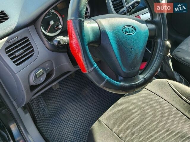 Черный Киа Рио, объемом двигателя 1.4 л и пробегом 187 тыс. км за 4300 $, фото 4 на Automoto.ua