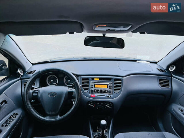 Черный Киа Рио, объемом двигателя 1.4 л и пробегом 297 тыс. км за 3999 $, фото 17 на Automoto.ua